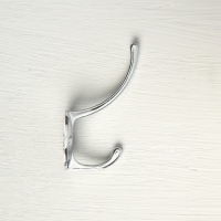 Крючок мебельный ТУНДРА TKD012, двухрожковый, хром Крючок мебельный ТУНДРА TKD012, двухрожковый, хром