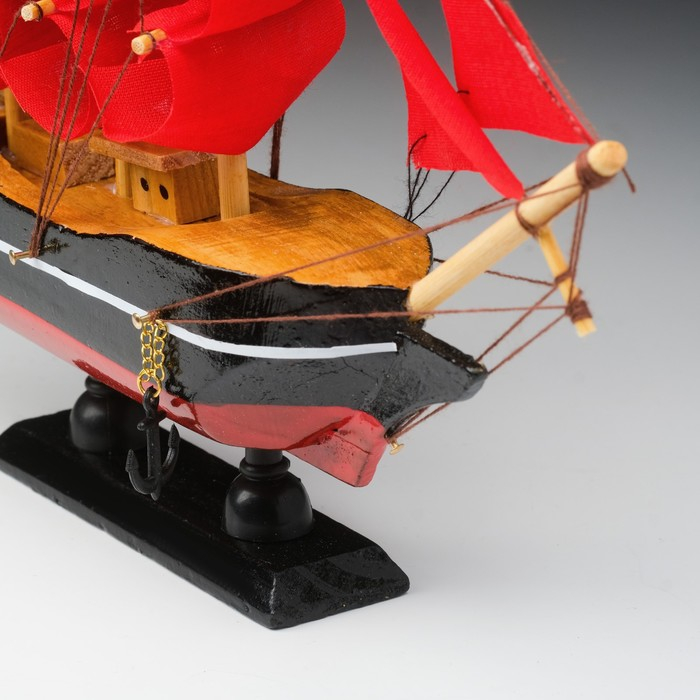 Корабль сувенирный малый &laquo;Восток&raquo;, борта чёрные с белой полосой, паруса алые,микс  22&times;5&times;21 см