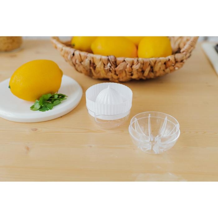 Соковыжималка для цитрусовых с лотком и крышкой Доляна, d=7,5 см, 7&times;7&times;8 см, цвет МИКС