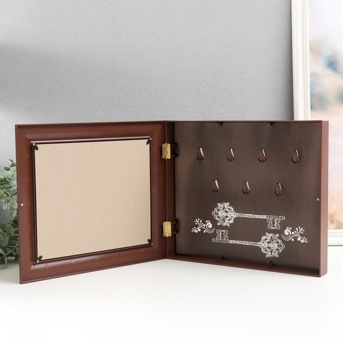 Ключница закрытая "Золотой ключик" 26,5х31,5 см Орех