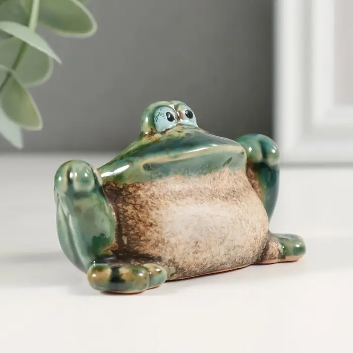 Сувенир керамика "Зелёная лягушка с лапками на коленях" 4,7х7,2х4,5 см