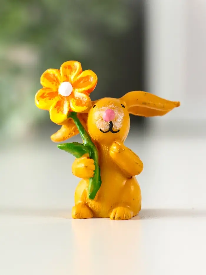 Сувенир полистоун "Заяц с яркой ромашкой" МИКС 2,5х3,8х4,4 см