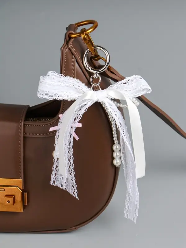 Брелок на карабине "Жемчужный бант с кружевной тесьмой" бусины d=0,4 и 0,8 см 16х9,5х1 см