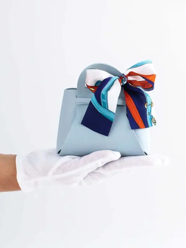 Кожанная подарочная сумочка 13 х12 х 5,5 см голубая