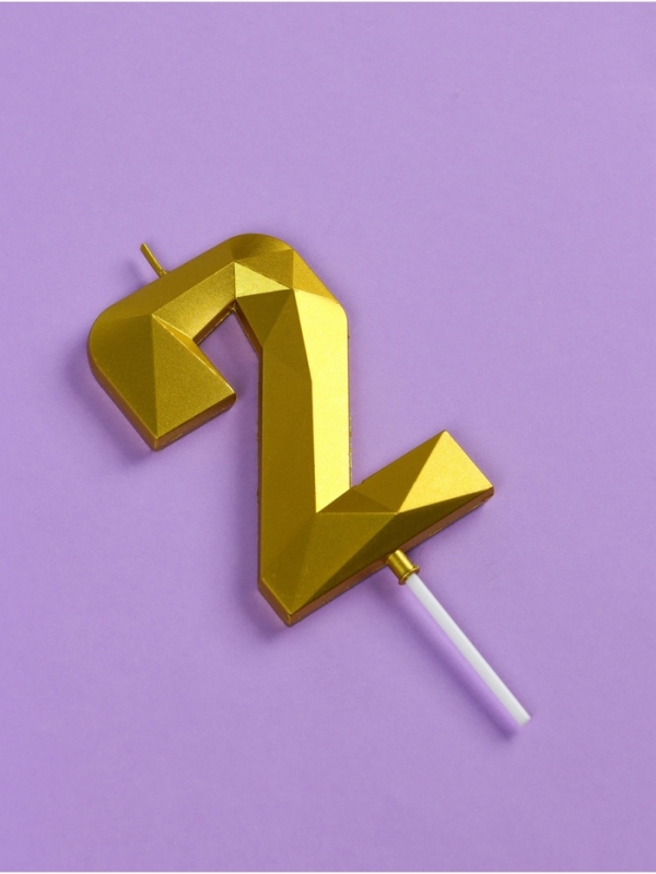 Свеча ГИГАНТ в торт на шпажке &laquo;Грань&raquo;, цифра "2", золотая, 9  см