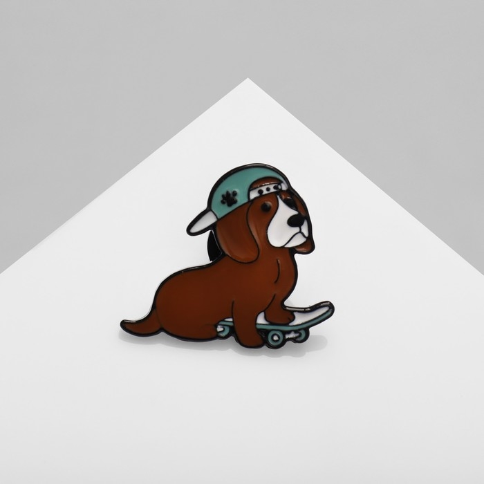 Значок &laquo;Собака&raquo; на скейте, цветной в чёрном металле