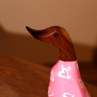 Сувенир "Утка в розовом" дерево 20 см