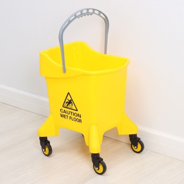 Тележка уборочная для клининга с механическим горизонтальным отжимом (механизм пластик) 31 л, цвет жёлтый Тележка уборочная для клининга с механическим горизонтальным отжимом (механизм пластик) 31 л, цвет жёлтый