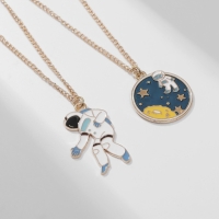 Кулоны &laquo;Неразлучники&raquo; космонавт и космос, цветные в золоте, 45 см