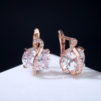 Серьги со стразами &laquo;Магия&raquo; бусинка в сплетении, цвет белый в розовом золоте