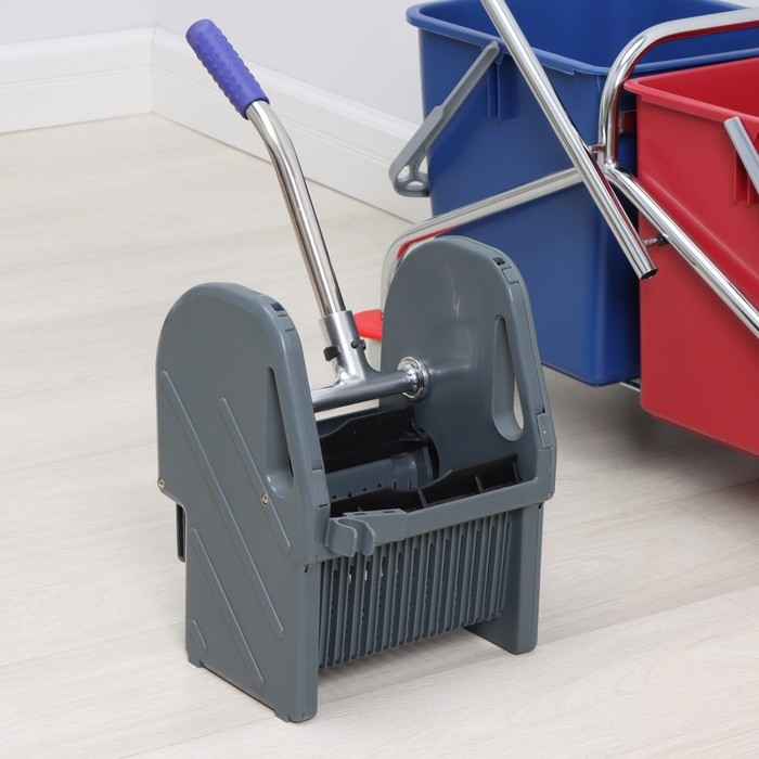 Тележка уборочная двухведерная, с отжимом 46 л, хромированная рама Тележка уборочная двухведерная, с отжимом 46 л, хромированная рама