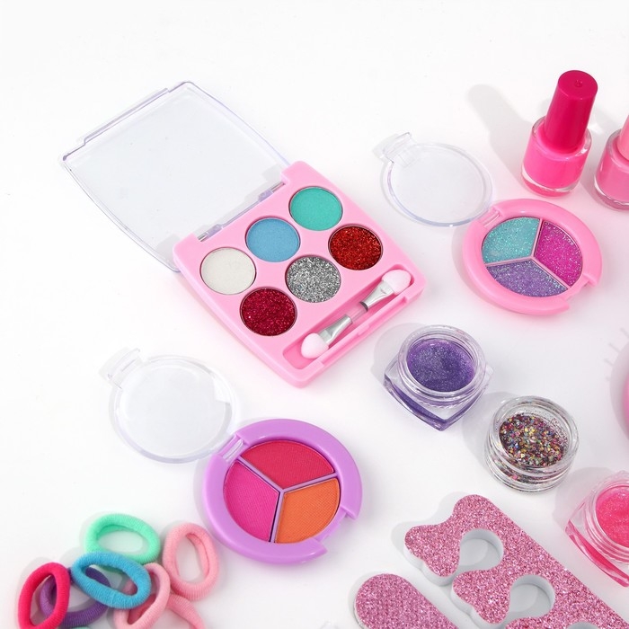 Набор детской косметики в чемодане &laquo;Самой красивой&raquo;, тени, резинки для волос, блески для губ, глиттер, лаки для ногтей, наклейки, пилочка, расчёска, кисти, косметичка