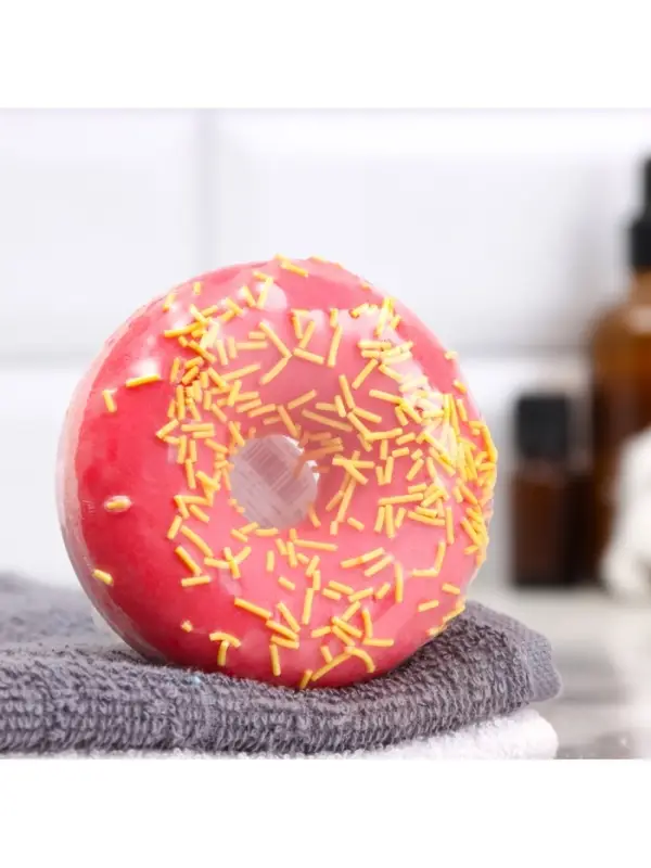 Бомбочка для ванн "красный пончик с кокосовой посыпкой" 85 г