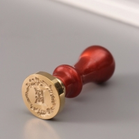 Печать для сургуча с пластиковой ручкой "Венок с буквой E" 2,5х2,5х6,3 см