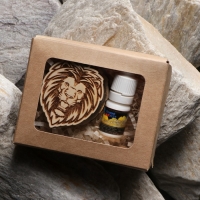 Ароматизатор подвесной из натурального дерева, набор: подвеска Лев (дерево, войлок), парфюмированная пропитка Ваниль, 5 мл Ароматизатор подвесной из натурального дерева, набор: подвеска Лев (дерево, войлок), парфюмированная пропитка Ваниль, 5 мл