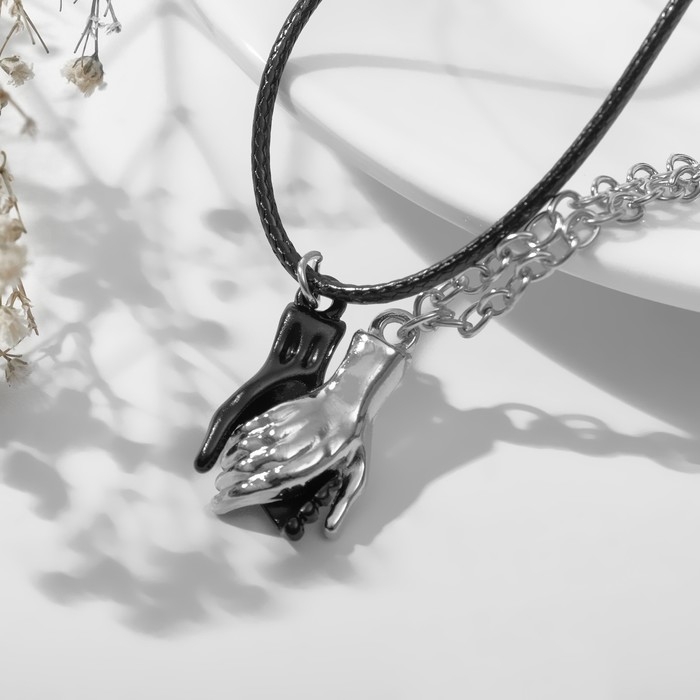 Кулоны &laquo;Неразлучники&raquo; на магните, рукопожатие, цвет чёрно-серебряный, 52 см