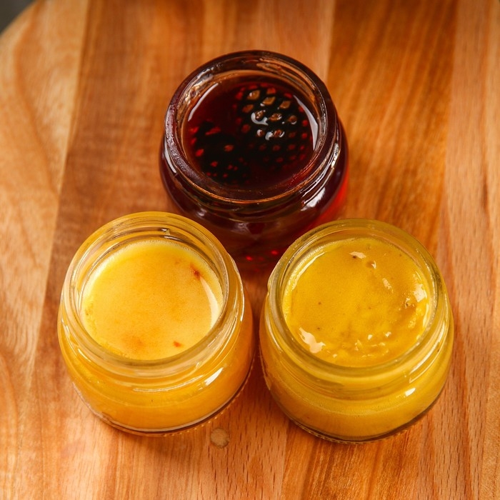 Набор &laquo;Радостных дней&raquo; : 2 крем-меда и варенье с шишками по 30 г.