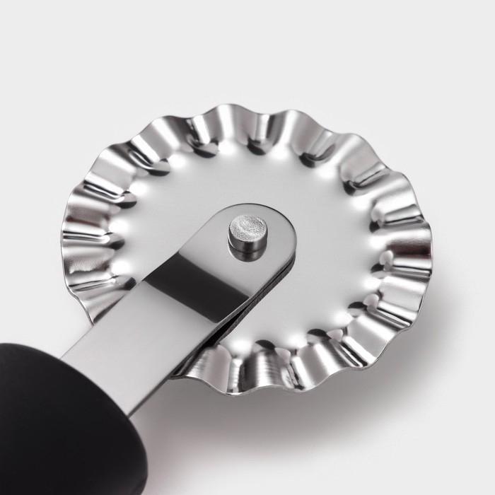 Нож для пиццы и теста Доляна &laquo;Чили&raquo;, 18,5 см, цвет чёрный