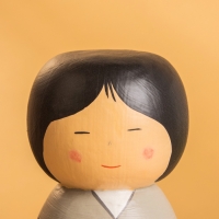 Деревянная кукла кокеши "Юи Комори" 11х9х14 см