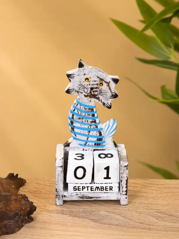 Календарь настольный "Полосатый кот" дерево 7х4х14 см, цв.  серо-голубой