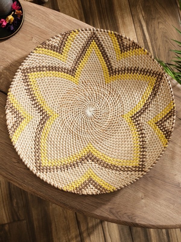Тарелка декоративная плетеная ротанг "Цветок", 50х50х5 см, чёрно-жёлтый