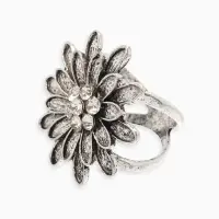 Кольцо для платка "Цветок Хризантема", цвет белый в чернёном серебре