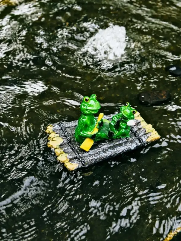 Садовая фигура 17 х 11 х 9,5 см "Лягушки на плоту" Водоплавающая