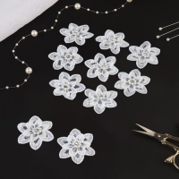 Вязаные элементы с бусинами &laquo;Цветы&raquo;, 5 &times; 5 см, 10 шт, цвет белый