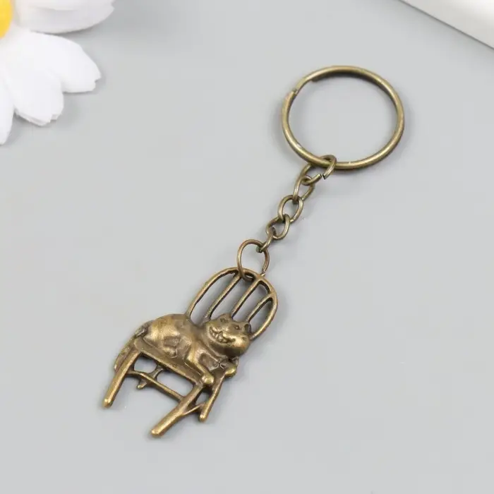 Брелок металл "Кот  на стуле" бронза 2,2х4,1 см