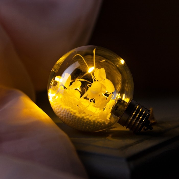 Ёлочный шар &laquo;Белые лепестки&raquo;, батарейки, 5 LED, свечение тёплое белое