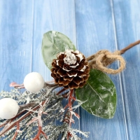 Декор "Зимнее очарование" шишка шарики веточки в серебре, 20 см Декор "Зимнее очарование" шишка шарики веточки в серебре, 20 см