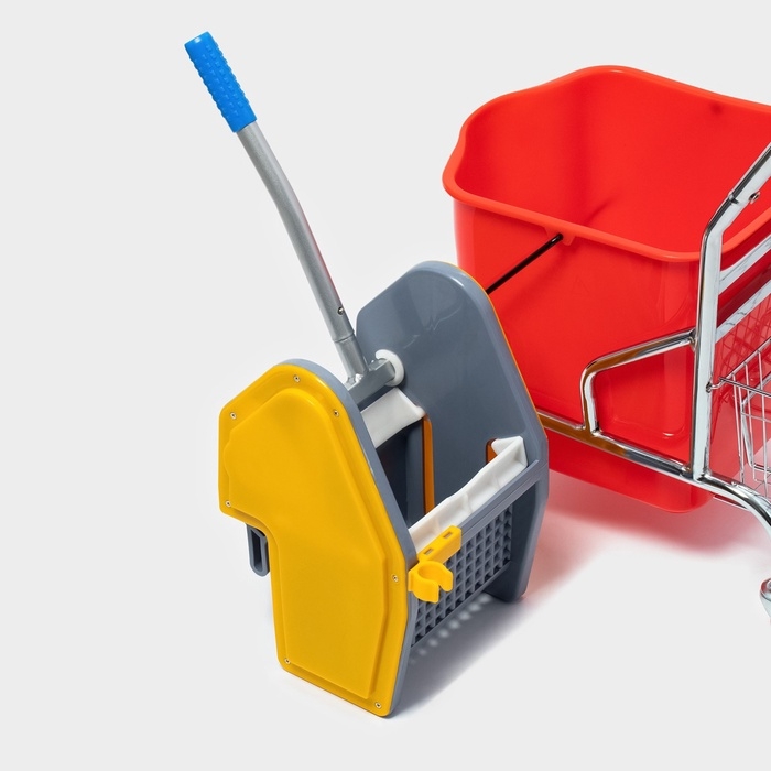 Тележка уборочная одноведерная с вертикальным и сеткой, красное ведро 25 л, хромированная рама Тележка уборочная одноведерная с вертикальным и сеткой, красное ведро 25 л, хромированная рама