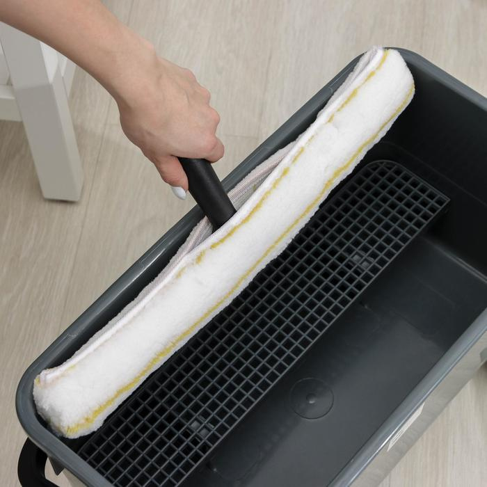 Ведро пластиковое для мытья окон на колесах, 24 литра, 56×29×34 см Ведро пластиковое для мытья окон на колесах, 24 литра, 56×29×34 см