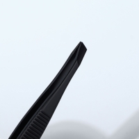 Пинцет &laquo;Premium&raquo; скошенный, узкий, 9 &times; 0,6 см, на блистере, цвет чёрный