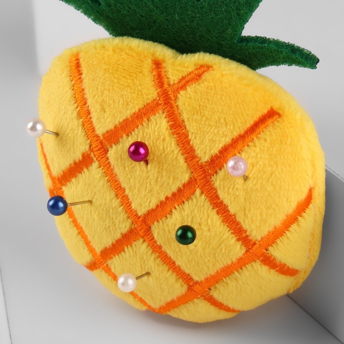 Игольница с петлёй &laquo;Ананас&raquo;, 6,5 &times; 6,5 &times; 3 см, цвет жёлтый