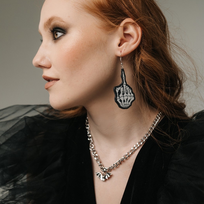 Серьги акрил &laquo;Скелеты&raquo; руки, цвет чёрно-белый в серебре