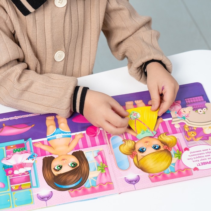 Магнитная книжка-игрушка &laquo;Одень куколку&raquo;, 8 стр.