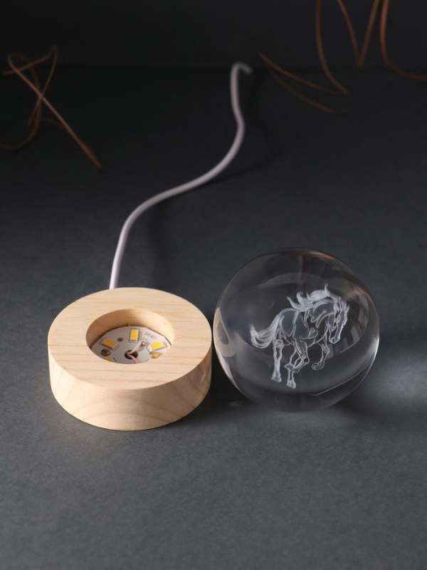 Сувенир стекло подсветка "Шар. Конь" d=6 см подставка дерево, USB