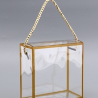 Коробка из PET с ручками, золотая, 14 х 14 х 7 см Коробка из PET с ручками, золотая, 14 х 14 х 7 см