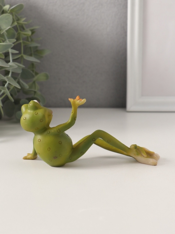 Сувенир полистоун "Лягушонок - смотри, что у меня есть" 15,5х6х7 см