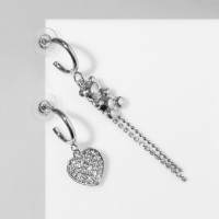 Серьги висячие со стразами &laquo;Мишка&raquo; с сердцем, цвет белый в серебре