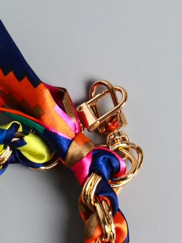 Брелок на 2 карабинах "Платок и цепочка" яркий 20х10х1,7 см