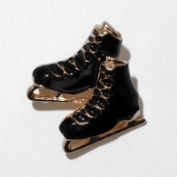 Брошь &laquo;Коньки&raquo; фигуристки, цвет чёрный в золоте