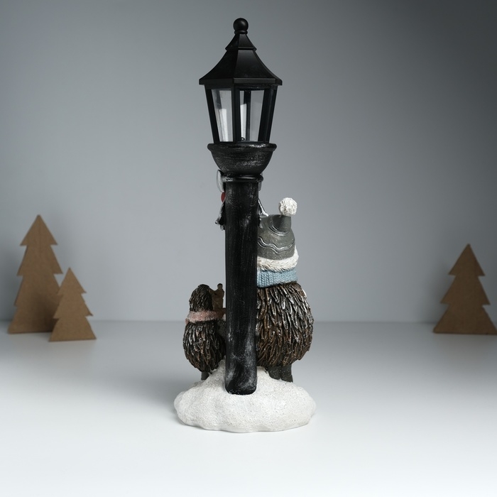Сувенир полистоун свет "Ёжики в зимних нарядах у фонарного столба" 12,5х10,5х31,5 см