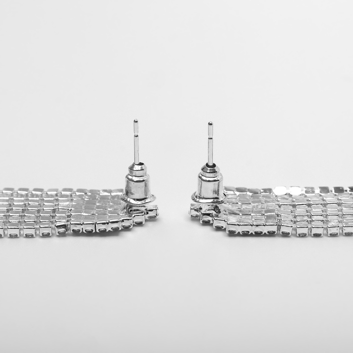 Серьги висячие со стразами &laquo;Водопад&raquo; мини треугольник, цвет белый в серебре, 8см