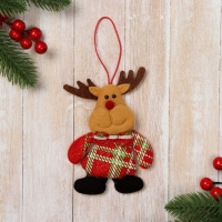 Мягкая подвеска "Олень в клетчатом костюме" 7х9 см, красный Мягкая подвеска "Олень в клетчатом костюме" 7х9 см, красный