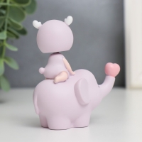 Сувенир полистоун "Малышка на слонёнке, с сердцем" пружинка 7,5х4х7 см