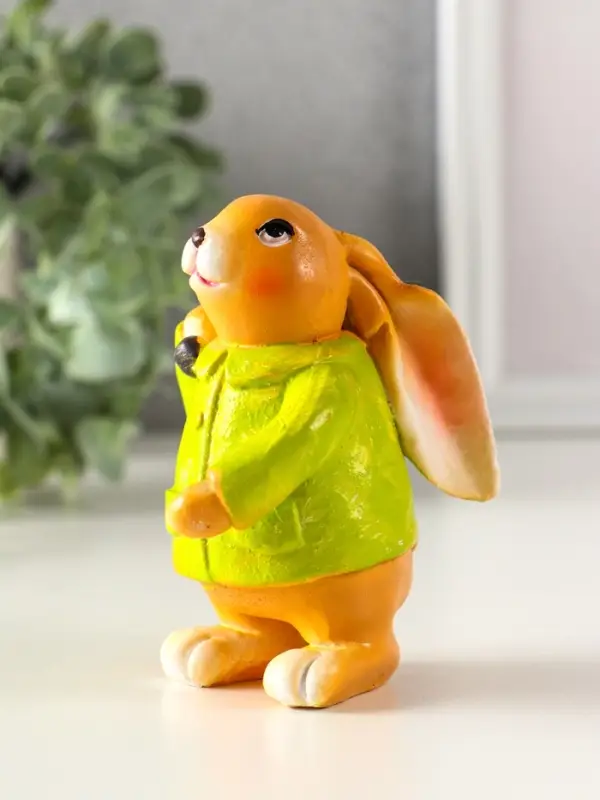 Сувенир полистоун "Зайчик с лопатой, в зелёном пальто" 6х7,5х9,5 см