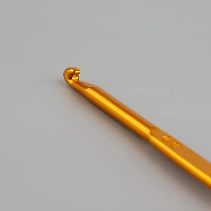 Крючок для вязания, двусторонний, d=3.5/4.5 мм, 13 см, цвет золотой