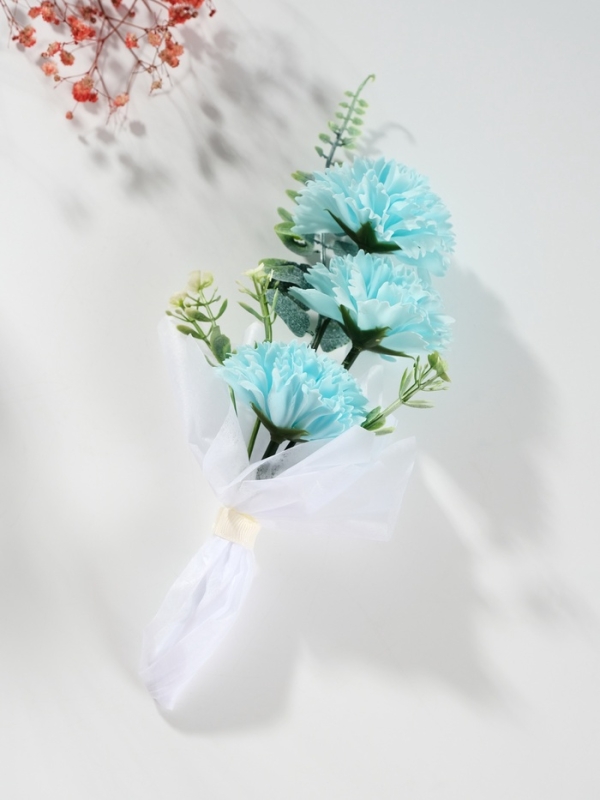 Букет из мыльных лепестков "Три гвоздики на подиуме" голубой 8х8х25 см